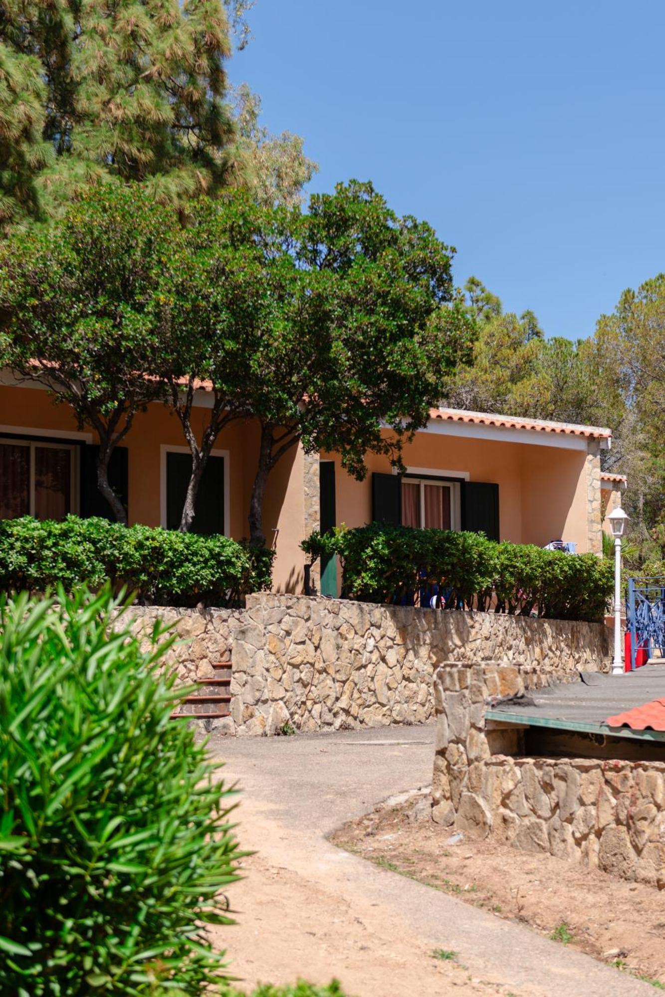 Amareclub Rocca Dorada Hotel Santa Margherita di Pula Luaran gambar