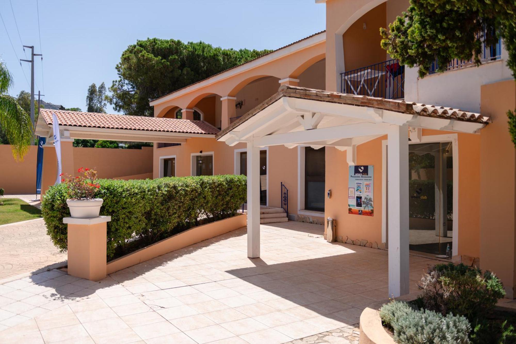 Amareclub Rocca Dorada Hotel Santa Margherita di Pula Luaran gambar